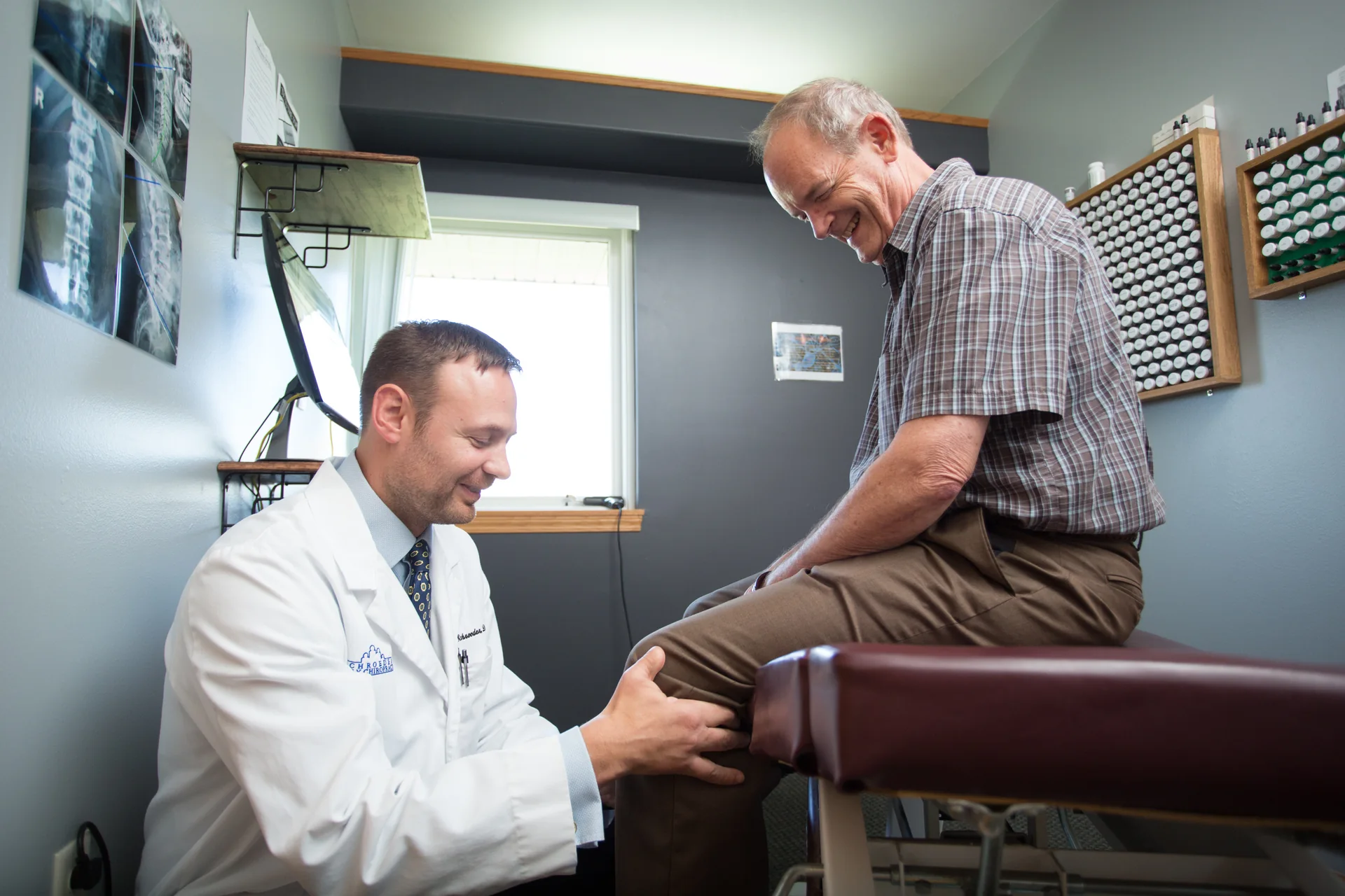 Un profesional clínico examinando una rodilla
